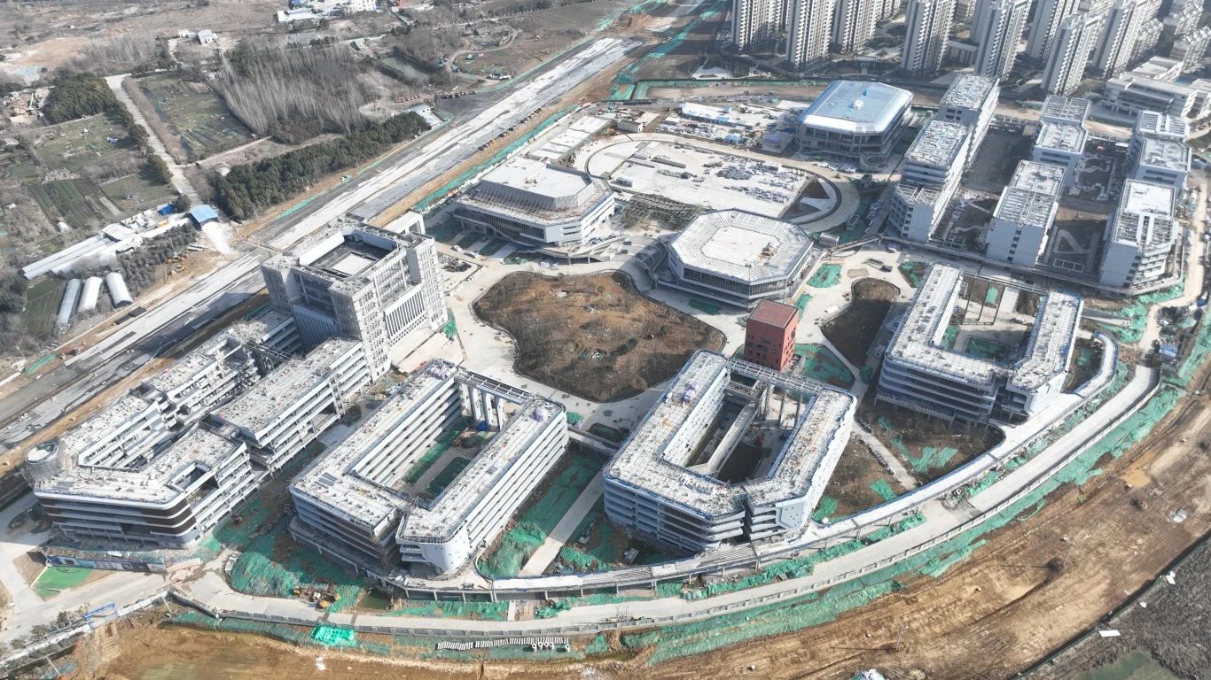为确保合肥一中淝河校区项目2024年竣工交付节点如期完成，迅速掀起春节后复工即大干劳动热潮，形成一股紧张快干、提速争先的浓厚氛围，2月16日，合肥一中淝河校区项目召开节后复工动员大会。会上，各部门负责人报告了2023年度收尾工作情况及今年的工作任务，以月、周为时间轴线，明确各目标节点，并以图表的形式对各劳务班组负责人进行全面交底，落实工作目标责任制，做到责任到人，切实做到工作目标化，目标阶段化，阶段具体化，具体责任化。 (2)_副本.jpg